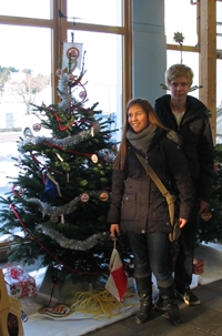 Julgransdekoratörerna Sofia och Emil